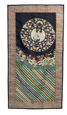  
Frammento di veste con distintivo di rango ricamato su seta decorato con medaglione floreale e gru. China, dinastia Qing, prima metà del XIX secolo 
 Altezza cm 88,7; larghezza cm 47