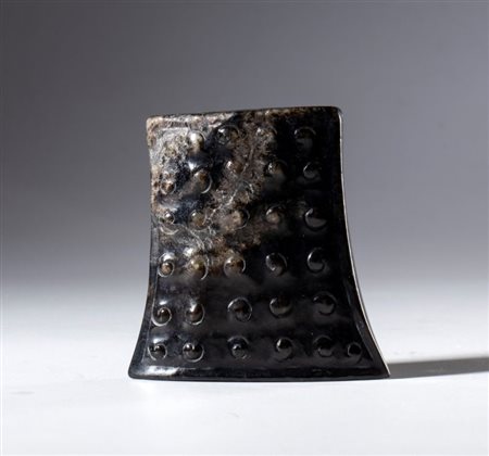  
Pendente in giada scura Hotan decorata con motivo a chicchi di riso. Cina, dinastia Qing, (1644-1912), XVI secolo 
 cm 5,25 x 5,08 x 1,55