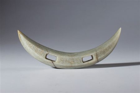  
Grande strumento in giada Hotan con incisioni in alfabeto arcaico. Cina, dinastia Ming (1368-1644), XVI secolo 
 Complessivamente cm 12,96 x 2,23 x 2,05 