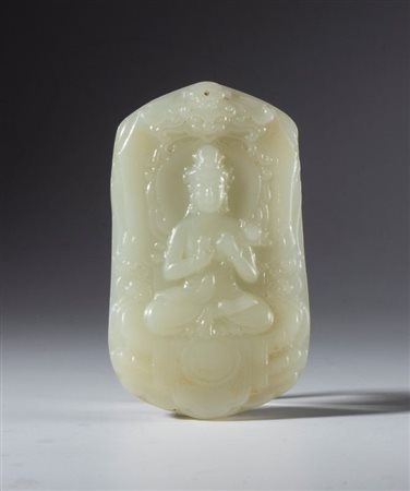  
Grande ciondolo in giada bianca raffigurante Buddha con fiore di loto. Cina, XX secolo 
 Complessivamente cm 10,0 x 6 x 1,5 ca.