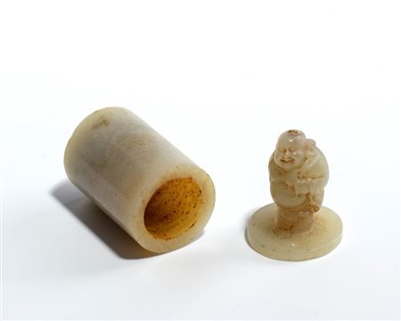  
Ornamento di giada, Cina  dinastia Qing, XIX secolo
 Altezza cm 3; diametro cm 2