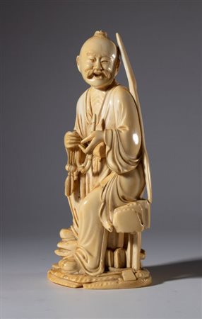  
Figura in avorio raffigurante un saggio. Cina, prima metà del XIX secolo 
 Altezza cm 18