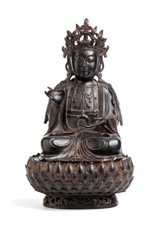  
Figura in bronzo di Bodhisattva su insolita base a forma di petali di loto. Cina, Dinastia Ming (1368-1644), Inizio XVII 
 Altezza cm 53 