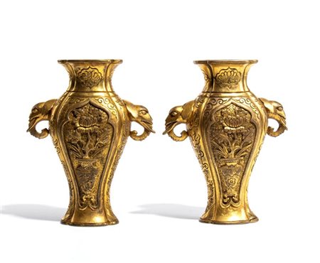  
Coppia di vasi in bronzo laminato in oro. Cina, dinastia Qing (1644-1912), XIX secolo 
 Altezza cm 12