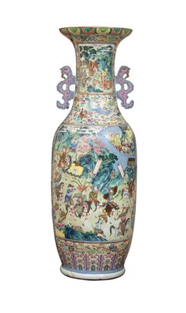  
Grande vaso in porcellana decorato a smalti policromi famille rose raffigurante scene animate di corte e scene ispirate a romanzi storici classici con manici laterali sagomati. Cina, XIX secolo 