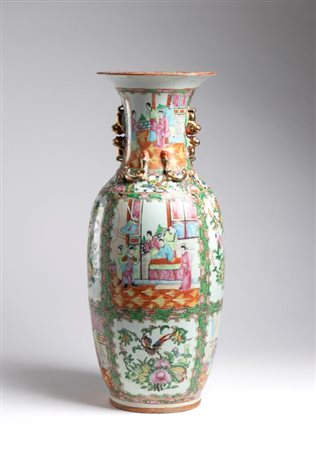  
 Grande vaso Canton in porcellana decorati a smalti famille rose con scene di vita cortigiana. Cina, dinastia Qing, XIX-XX secolo 
 Altezza 58 cm, larghezza 21 cm
