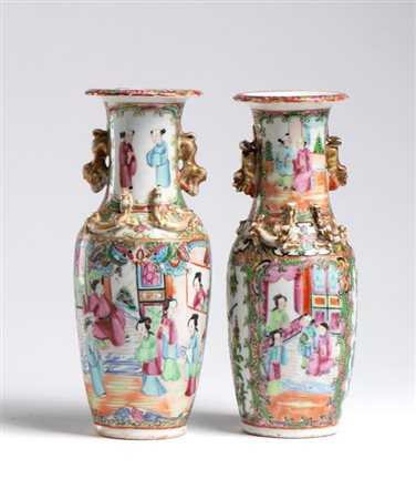  
Coppia di vasi Canton in porcellana decorati a smalti famille rose con scene di vita cortigiana. Cina, dinastia Qing, XIX secolo 
 Altezza 25 cm, larghezza 8 cm