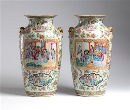 
Coppia di vasi canton in porcellana decorati a smalti famille rose con scene di vita cortigiana. Cina, dinastia Qing, XIX secolo 
 Altezza 37 cm, larghezza 15 cm