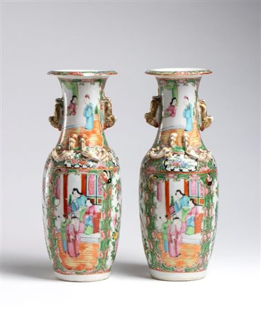 
Coppia di vasi canton a balaustro riccamente decorati famille rose con scene di vita cortigiana, fiori ed uccelli, anse laterali a forma di draghi chilong. Cina, Inizio XX 
 Altezza 31 cm; larghezza 9 cm