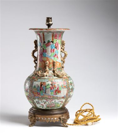  
Grande vaso Canton decorato a smalto famille rose con scene di vita cortigiana, fiori e uccelli con montatura dorata. Cina, dinastia Qing, 1880 circa 
 Altezza cm 41; larghezza cm 20