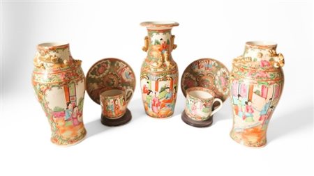  
Gruppo di vasi e piatti Canton decorati a smalti policromi con scene di vita cortigiana. Cina , meta XX secolo 
 Altezza cm26 