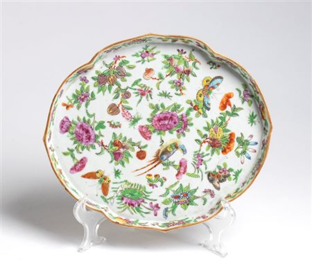  
Piatto Canton in porcellana  decorato famille rose con con fiori, uccelli e farfalle. Cina, dinastia Qing-XX secolo 
 Larghezza 28 cm, lunghezza 23 cm