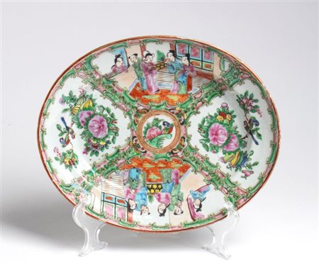  
Piatto Canton da esportazione in porcellana "medaglione rosa" con pannelli decorati con scene di vita corteggiana e scene naturalistiche. Cina, dinastia Qing-XX secolo 
 Larghezza 28 cm, lunghezza 24 cm