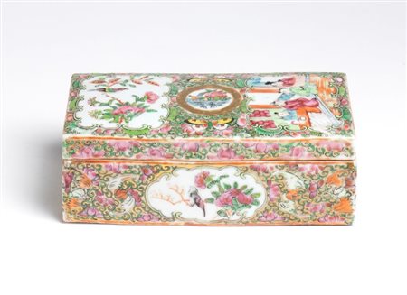  
Scatola Canton in porcellana  decorato con scene naturalistiche e di vita cortigiana. Cina, inizio XX secolo 
 Lunghezza 18,5 cm, Larghezza 6,5 cm