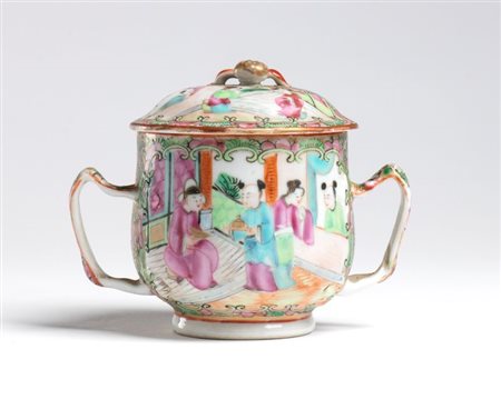  
Piccola tazza da tè Canton decorata a smalti famille rose con coperchio con scene di vita cortegiana. Cina, dinastia Qing- XX secolo 
 Altezza 14 cm, larghezza 8 cm