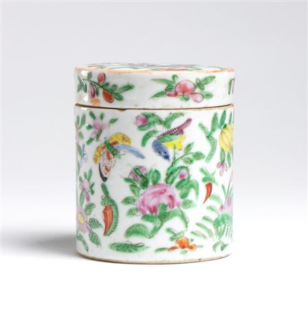  
Piccola giara cilindrica decorata a smalti famille rose con fiori e uccelli. Cina, fine dinastia Qing-XX secolo 
 Altezza 9 cm, larghezza 7 cm