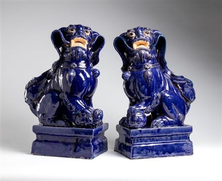  
Grande coppia di cani di Fo in ceramica smaltata blu scuro. Cina, fine XIX- XX secolo 
 Altezza 55 cm, larghezza 20 cm, Profondità 27,5 cm