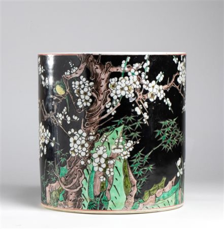  
Vaso cilindrico in porcellana a figure e fondo a smalto nero. Cina, XX secolo 
 