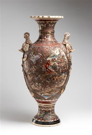  
Grande vaso Satsuma in ceramica dipinto con decori policromi con scene di battaglia. Giappone, periodo Meiji, fine XIX secolo 
 Altezza 78 cm; larghezza 24 cm, Circonferenza 108 cm