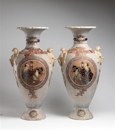 
 Coppia di vaso Satsuma in ceramica con collo svasato e  anse, decorati a rilievo a fitti decori policromi e scene centrali. Giappone, XX secolo  
 Altezza 75 cm, larghezza 25 cm, Circonferenza 105 cm
