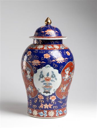  
Vaso Imari in porcellana decorato a smalti policromi con motivi floreali. Giappone, periodo Meiji, inizio XX secolo.  
 Altezza 55 cm