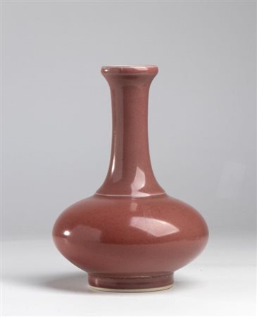  
vaso a collo alto in porcellana a smalto rosa opaco. Cina, XX secolo 
 