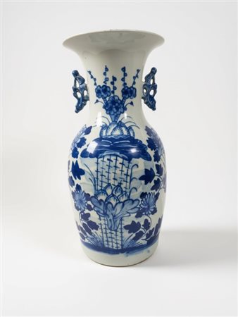  
Grande vaso in porcellana bianca e blu con decoro naturalistico. Cina, fine XIX- XX secolo 
 Altezza cm 60; diametro cm26