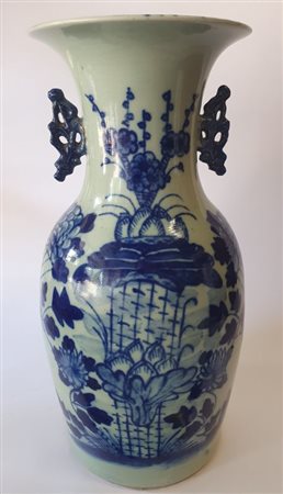  
Vaso in porcellana bianco e blu con decoro fioreale, XX secolo 
 Altezza cm 41,5; diametro cm 21