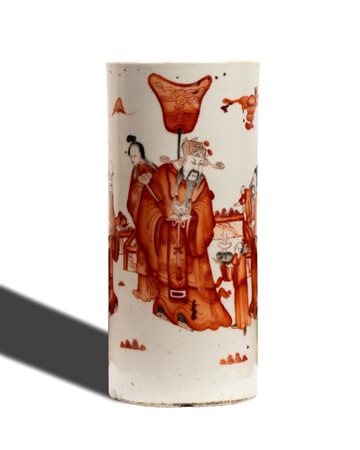  
Vaso cilindrico in porcellana dipinto in rosso ferro e smalti policromi raffigurante figure di dignitario e immortale circondati da servitori. Cina, XIX secolo 
 Altezza cm 18; diametro cm 12,5