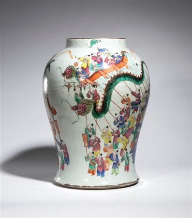  
Vaso in porcellana decorato con scena della "festa della barca del drago" e motivo dei "cento ragazzi". Cina, XIX secolo 
 Altezza cm 39; diametro cm 30