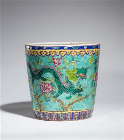  
Cachepot in porcellana nello stile famille rose con fondo turchese, decorato con drago, fenici e motivi floreali. Cina, XX secolo 
 Altezza cm 21; diametro cm 21