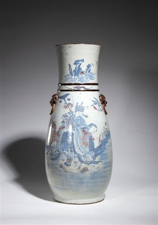  
Vaso in porcellana  a balaustro dipinto a smalti policromi con scena raffigurante un dignitario e una figura femminile. Cina, fine dinastia Qing, XX secolo 
 Altezza cm 56; diametro cm 25