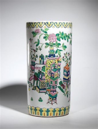  
Vaso in porcellana smaltato decorato con motivi a "ruyi" e "lappet". Cina, XX secolo 
 Altezza cm 46; diametro cm 23