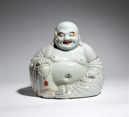  
Figura in porcellana bianca raffigurante Budai. Cina, inizio XX secolo 
 Altezza cm 27; larghezza cm 30; profondità cm 17