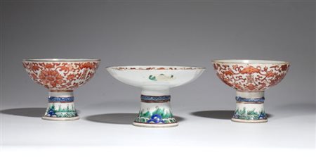  
Gruppo di due coppe ed un piatto con piede in porcellana dipinta. con decori floreali. Cina, fine dinastia Qing, XX secolo 
 Rispettivamente: Altezza cm 9; diametro cm 15 / Altezza cm 10; diametro cm 12