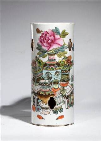  
Vaso cilindrico in porcellana dipinta a smalti policromi decorato con il motivo "cento Antichità". Cina, XX secolo 
 Altezza cm 29; diametro cm 12,5