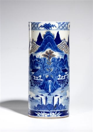  
Vaso cilindrico in porcellana bianca e blu decorato con paesaggi "ShanShui" di montagne, alberi,  padiglioni con fiori stilizzati sul bordo superiore e inferiore. Cina, inizio XX secolo 
 Altezza cm 28; diametro cm 12,5
