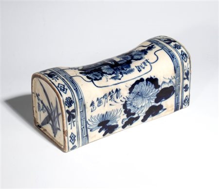  
Antico cuscino cinese in porcellana. Cina, XX secolo 
 Altezza cm 13,5; larghezza cm 29,5
