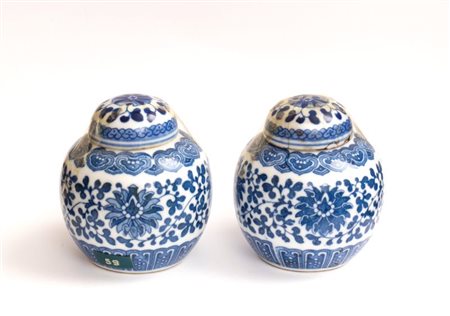  
Coppia di piccoli contenitori in porcellana bianca e blu. Cina, XX secolo 
 Ciascuno: Altezza cm 10; diametro cm 9