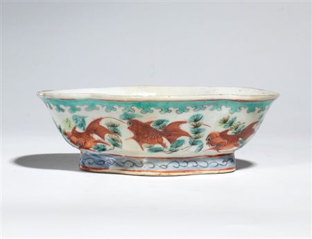  
Alzata polilobata decorata con pesci in rosso di ferro e decorazioni blu sul piede. Cina, fine dinastia Qing, XX secolo 
 Altezza cm 7; larghezza cm 18,5; profondità cm 14