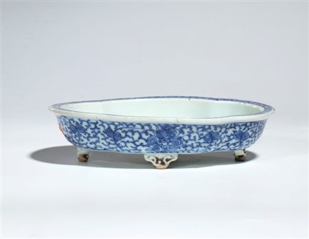  
Vaschetta in porcellana bianca e blu con piedini decorata con motivo ornamentale di volute vegetali. Cina, XX secolo 
 Altezza cm 5; larghezza cm 19; profondità cm 13,5