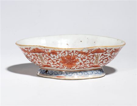  
Alzata polilobata  a smalti policromi in porcellana decorata con motivi floreali in rosso di ferro. Cina, fine XIX-XX secolo 
 Altezza cm 6,5; larghezza cm 19,5; profondità cm 14