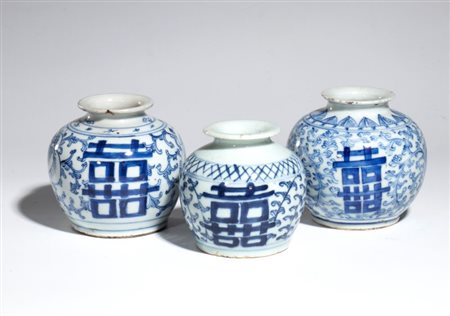  
Tre piccoli vasi. Cina, XX secolo 
 Altezza di ciascuno rispettivamente cm 9; 8 ; 10
