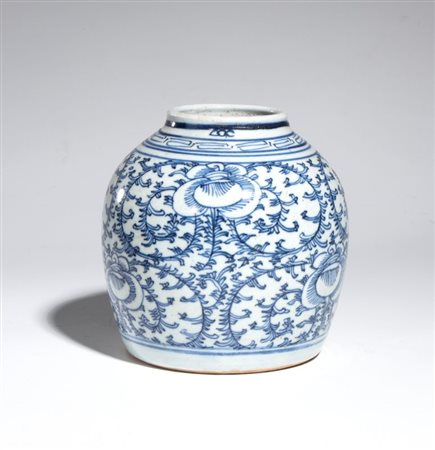  
 Vaso in porcellana bianco e blu. Cina, XX secolo 
 Altezza cm 16