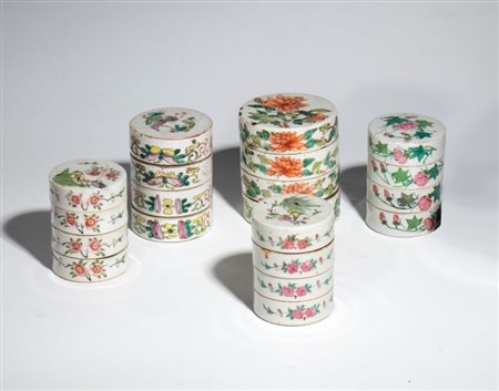  
Gruppo di contenitori cilindrici multi-scomparto impilabili in porcellana. Cina, inizio XX secolo 
 Rispettivamente: Altezza cm 12; diametro cm 10 / Altezza cm 10; diametro cm 8