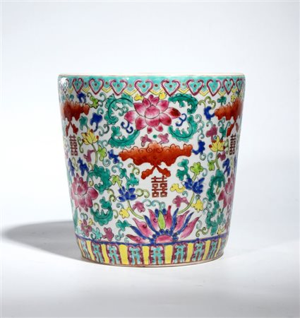  
Cachepot in porcellana a smalti policromi  decorato dal simbolo della "doppia felicità" e da motivi floreali. Cina, XX secolo 
 Altezza cm 20; diametro cm 20