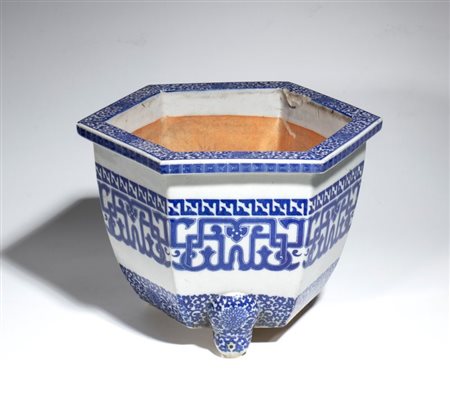  
Cachepot  in porcellana bianca e blu decorato con motivi floreali e geometrici. Cina, XX secolo 
 Altezza cm 24; diametro cm 32