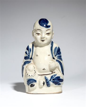 
Piccola figura di fanciullo tongzi in porcellana bianca e  blu. Cina, inizio XX secolo 
 Altezza cm 22; larghezza cm 13; profondità cm 7