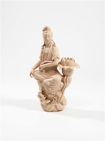 
Statuetta in porcellana Dehua "Blanc de Chine"  raffigurante il Bodhisattva seduto accanto a un fiore di loto. Cina, XX secolo 
 Altezza cm 26,5; larghezza cm 15; profondità cm 8,5