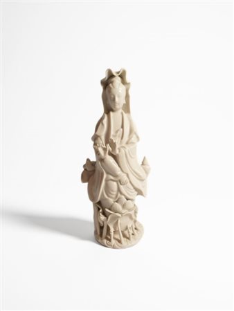  
Figura in porcellana "Blanc de Chine" raffigurante il Bodhisattva  seduto. Cina, XX secolo 
 Altezza cm 23,5; larghezza cm 11,5; profondità cm 7,5